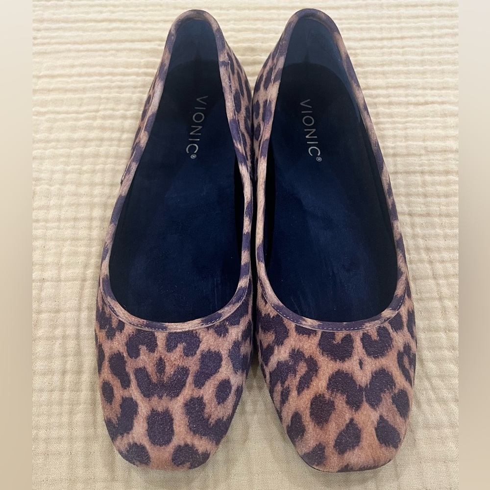 Preowned Vionic Orinda Brown Leopard Print Women's Flats sz 7.5. Retail $145.